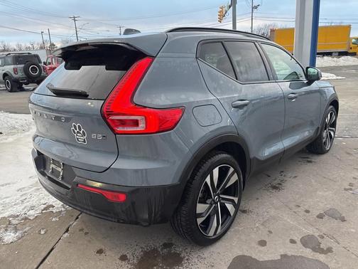 2023 Volvo XC40 B5 Plus Dark Theme