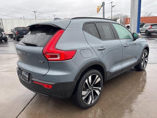 2023 Volvo XC40 B5 Plus Dark Theme