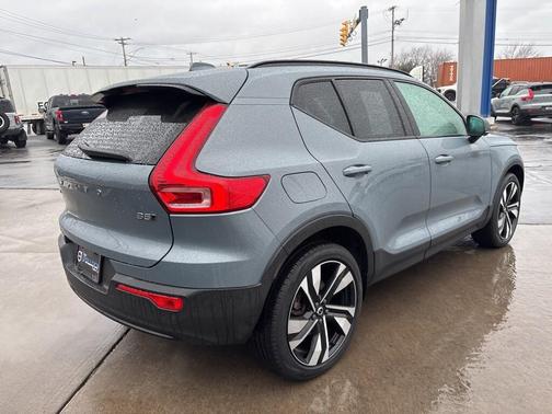 2023 Volvo XC40 B5 Plus Dark Theme