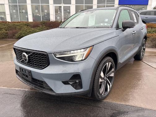 2023 Volvo XC40 B5 Plus Dark Theme