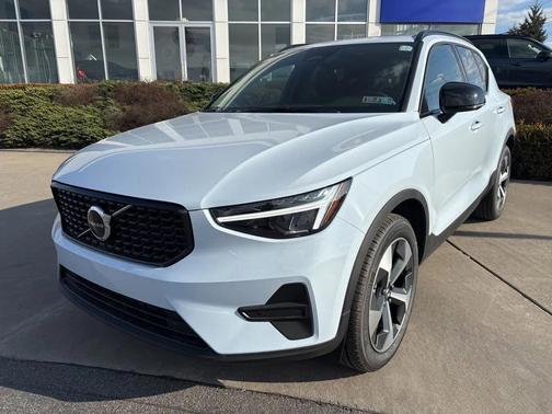 2026 Volvo XC40 Core, B5 AWD Gas (mild hybrid), Dark