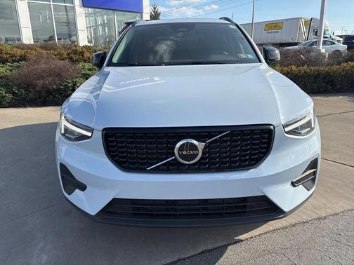 2026 Volvo XC40 Core, B5 AWD Gas (mild hybrid), Dark