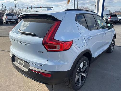 2026 Volvo XC40 Core, B5 AWD Gas (mild hybrid), Dark