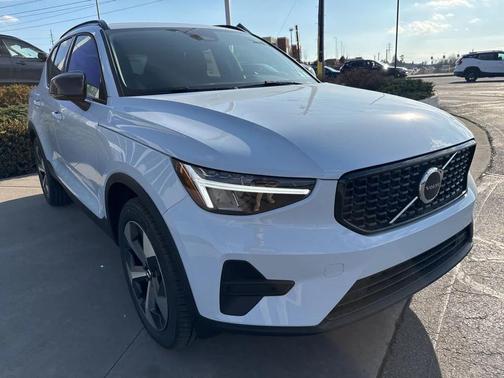 2026 Volvo XC40 Core, B5 AWD Gas (mild hybrid), Dark