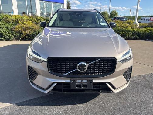 Bright Dusk Metallic 2023 Volvo XC60 B5 Plus Dark Theme