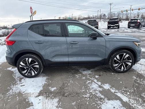 2023 Volvo XC40 B5 Ultimate Bright Theme