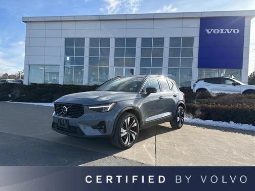 2023 Volvo XC40 B5 Ultimate Bright Theme