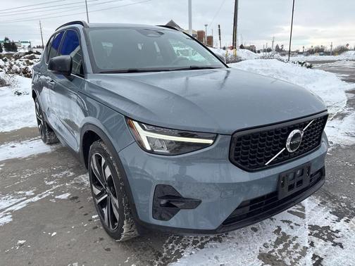 2023 Volvo XC40 B5 Ultimate Bright Theme