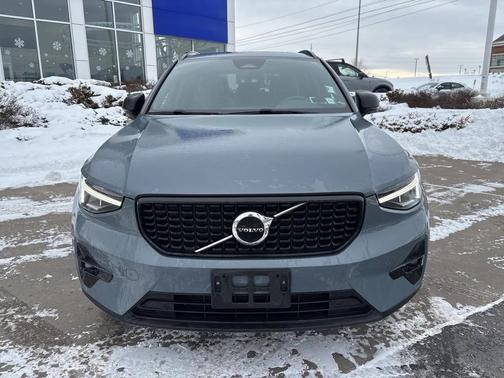 2023 Volvo XC40 B5 Ultimate Bright Theme