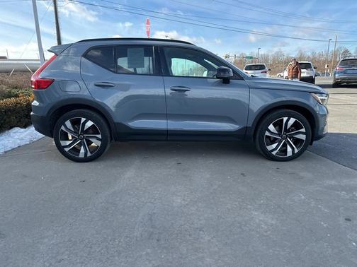 2023 Volvo XC40 B5 Ultimate Bright Theme