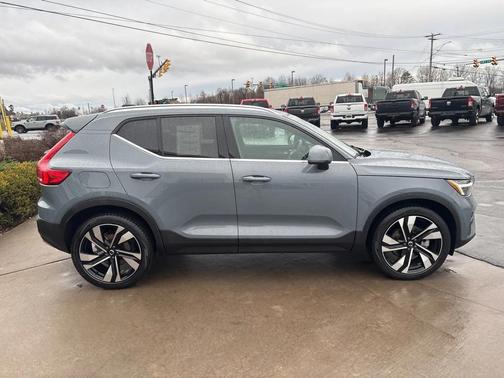 2023 Volvo XC40 B5 Ultimate Bright Theme