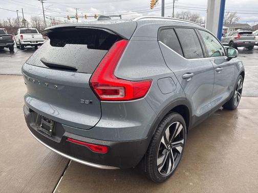 2023 Volvo XC40 B5 Ultimate Bright Theme