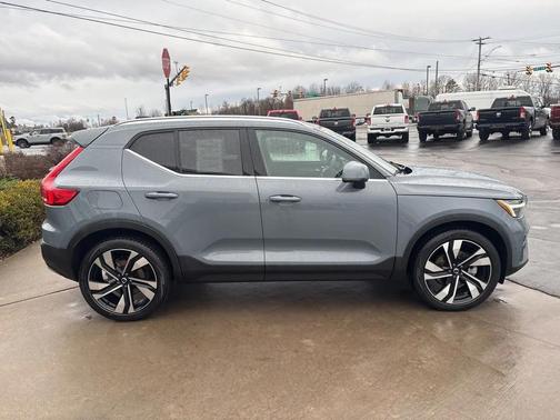 2023 Volvo XC40 B5 Ultimate Bright Theme