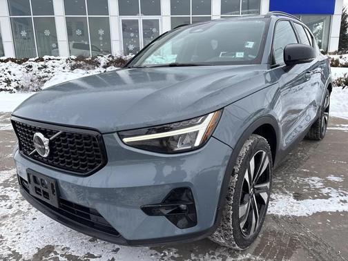 2023 Volvo XC40 B5 Ultimate Bright Theme