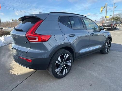 2023 Volvo XC40 B5 Ultimate Bright Theme