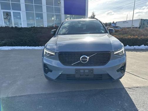 2023 Volvo XC40 B5 Ultimate Bright Theme
