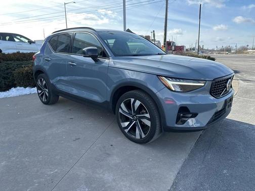 2023 Volvo XC40 B5 Ultimate Bright Theme
