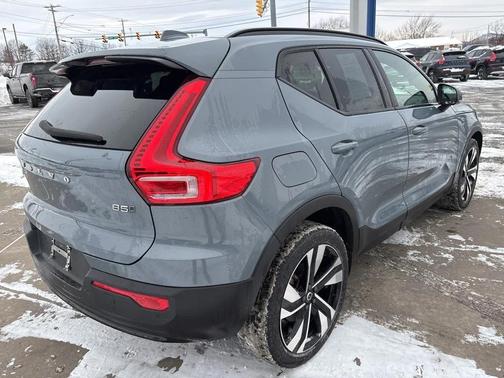2023 Volvo XC40 B5 Ultimate Bright Theme