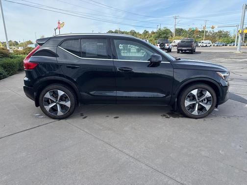 2023 Volvo XC40 B5 Plus Bright Theme