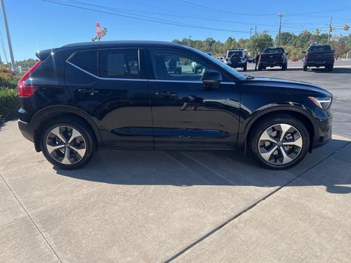 2023 Volvo XC40 B5 Plus Bright Theme