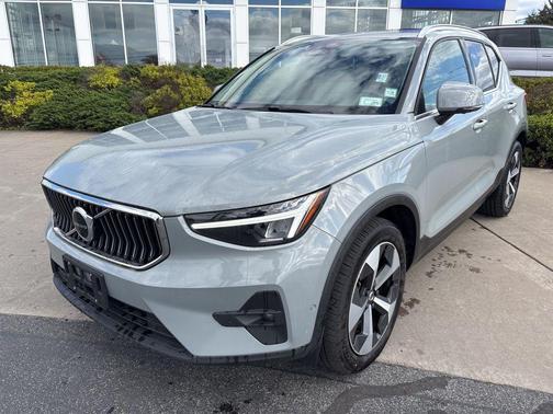 Vapor Grey Metallic 2024 Volvo XC40 B5 Plus Bright Theme