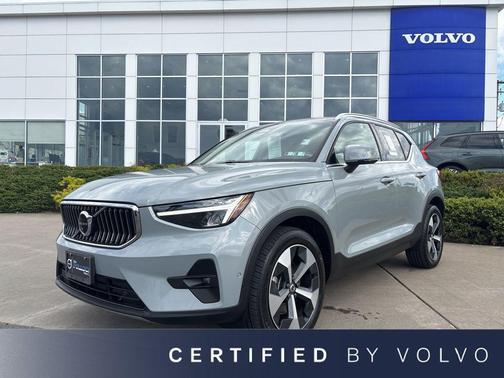 Vapor Grey Metallic 2024 Volvo XC40 B5 Plus Bright Theme