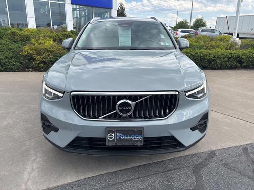 Vapor Grey Metallic 2024 Volvo XC40 B5 Plus Bright Theme