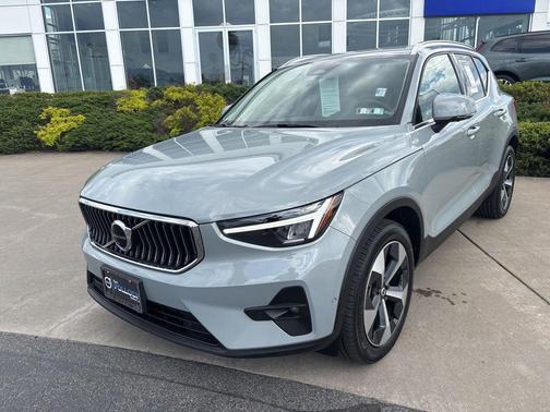 Vapor Grey Metallic 2024 Volvo XC40 B5 Plus Bright Theme