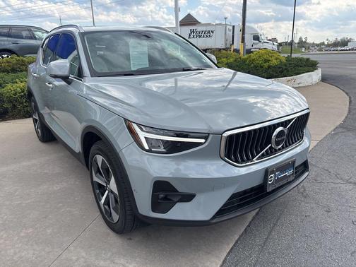 Vapor Grey Metallic 2024 Volvo XC40 B5 Plus Bright Theme