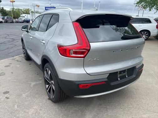 2025 Volvo XC40 B5 Ultra Bright Theme