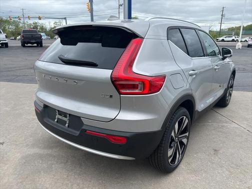 2025 Volvo XC40 B5 Ultra Bright Theme