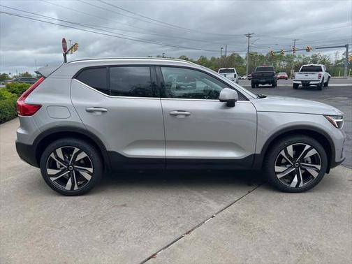 2025 Volvo XC40 B5 Ultra Bright Theme