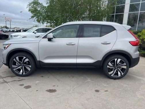 2025 Volvo XC40 B5 Ultra Bright Theme