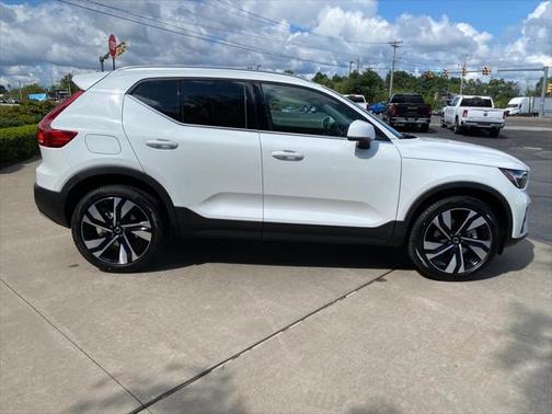 2025 Volvo XC40 Plus Bright Theme
