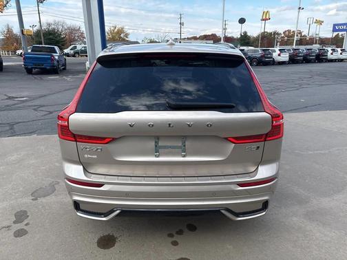 2024 Volvo XC60 B5 Core Dark Theme