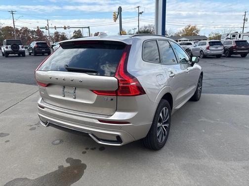 2024 Volvo XC60 B5 Core Dark Theme