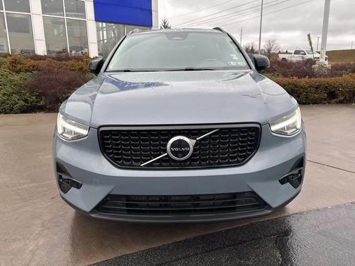 2023 Volvo XC40 B5 Plus Dark Theme