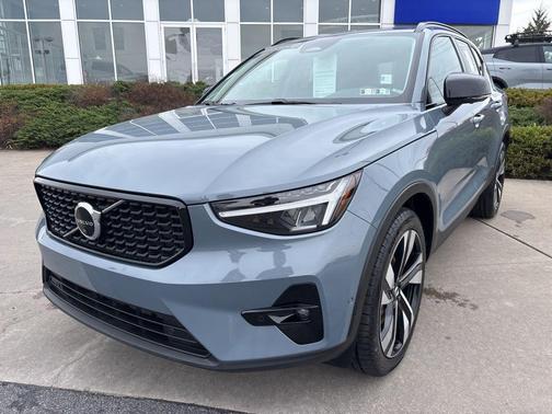 Thunder Grey Metallic 2023 Volvo XC40 B5 Plus Dark Theme