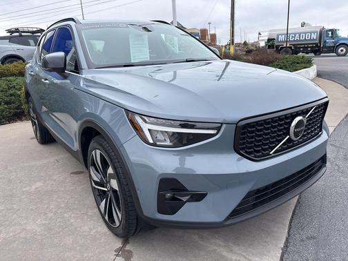 Thunder Grey Metallic 2023 Volvo XC40 B5 Plus Dark Theme