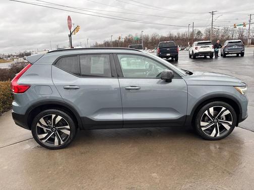 2023 Volvo XC40 B5 Plus Dark Theme