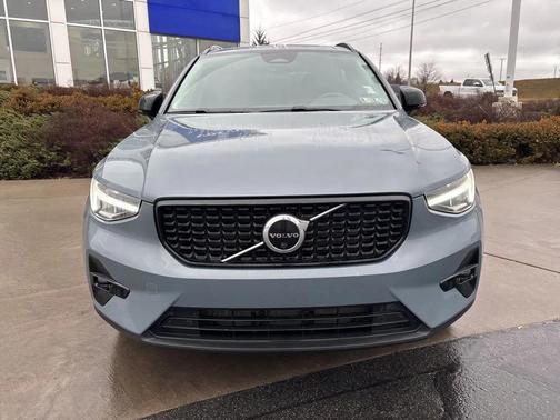 2023 Volvo XC40 B5 Plus Dark Theme