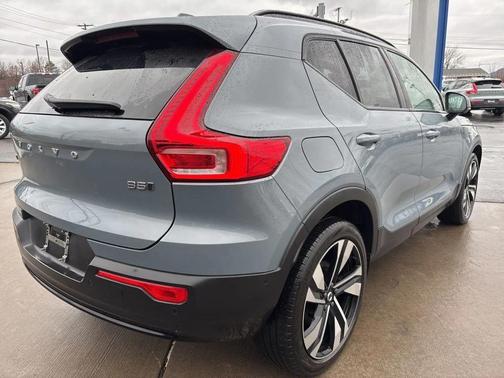 2023 Volvo XC40 B5 Plus Dark Theme