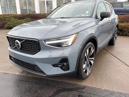 2023 Volvo XC40 B5 Plus Dark Theme