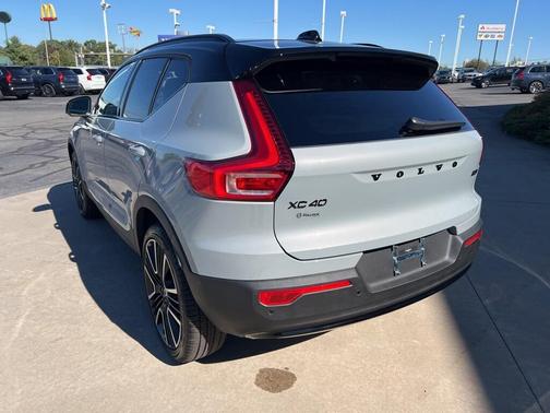 2026 Volvo XC40 B5 Ultra Black Edition