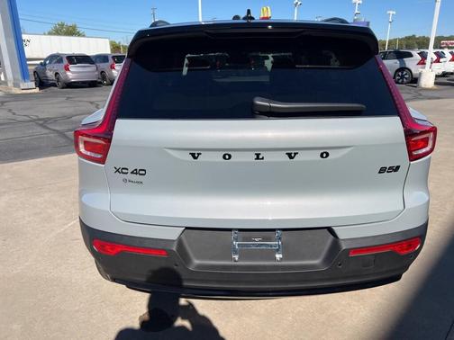 2026 Volvo XC40 B5 Ultra Black Edition