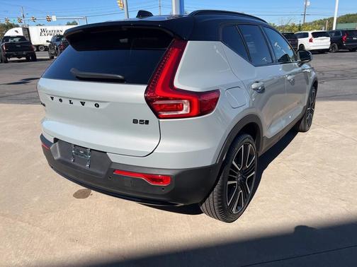 2026 Volvo XC40 B5 Ultra Black Edition