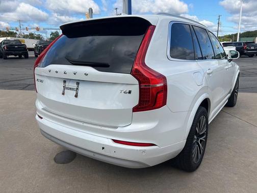 2022 Volvo XC90 T6 Momentum