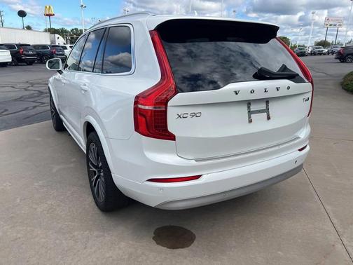 2022 Volvo XC90 T6 Momentum