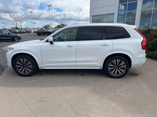 2022 Volvo XC90 T6 Momentum