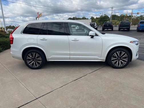 2022 Volvo XC90 T6 Momentum